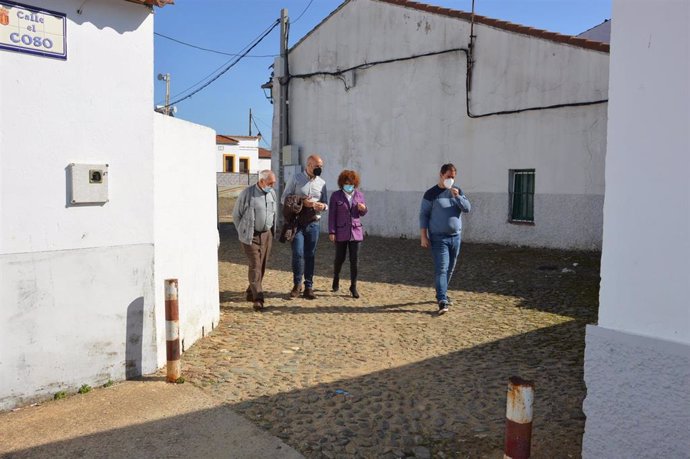 La presidenta de la Diputación de Huelva, María Eugenia Limón, en su visita a la aldea de El Villar en Zalamea la Real.