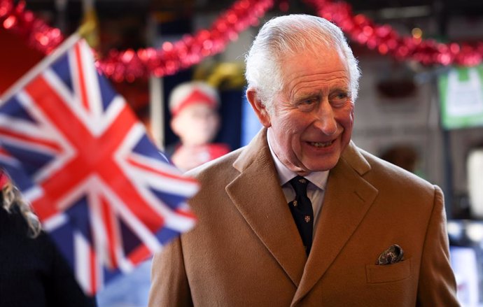Archivo - 23 November 2021, United Kingdom, Cambridge: Charles, Prince of Wales, visits Cambridge Market to meet traders and visit stalls. Photo: Henry Nicholls/PA Wire/dpa