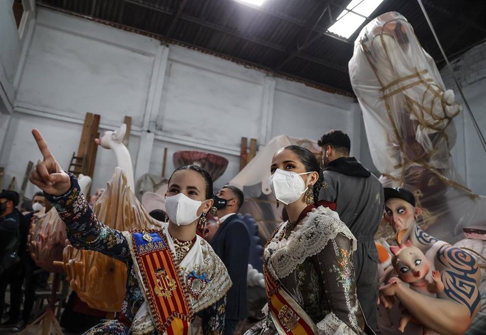 Las Falleras Mayores de Valncia 2022, Carmen Martín y Nerea López, durante la visita a los talleres de la Ciudad del Artista Fallero.