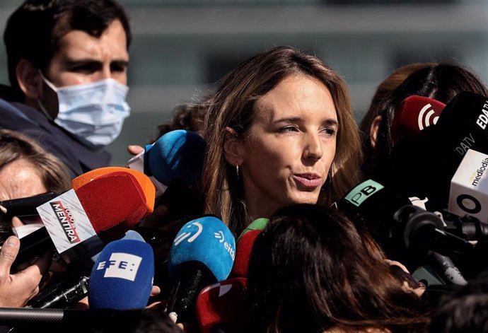 La diputada del PP en el Congreso Cayetana Álvarez de Toledo responde a los medios a su llegada a una reunión de la Junta Directiva Nacional tras la crisis interna del partido, en Eurostars Madrid Tower, a 1 de marzo de 2022, en Madrid (España). 