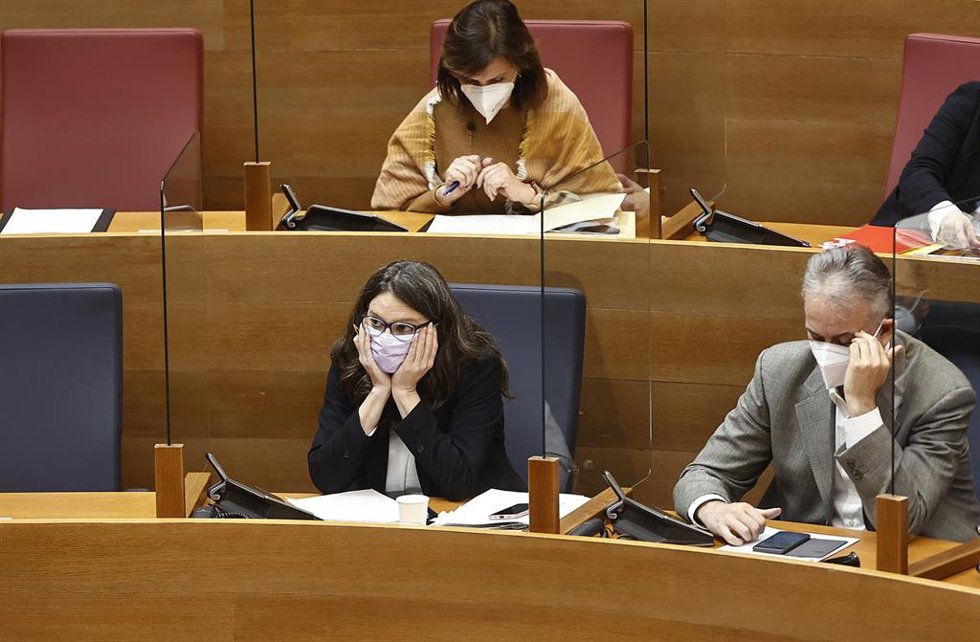 Archivo - La vicepresidenta y consellera de Igualdad y Políticas Inclusivas, Mónica Oltra (i), en imagen de archivo