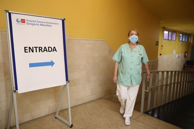 Archivo - Una sanitaria en el dispositivo puesto en marcha para vacunar contra el coronavirus en las instalaciones del Hospital General Universitario Gregorio Marañón