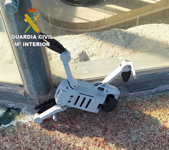 Dron interceptado por la Guardia Civil que colisionó contra el faro de la Torre de Hércules en A Coruña.