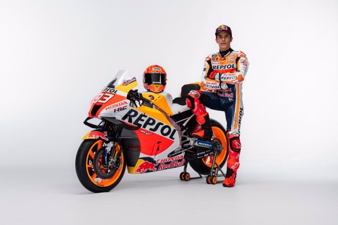 El piloto de MotoGP Marc Márquez posa con la Honda RC213V 2022
