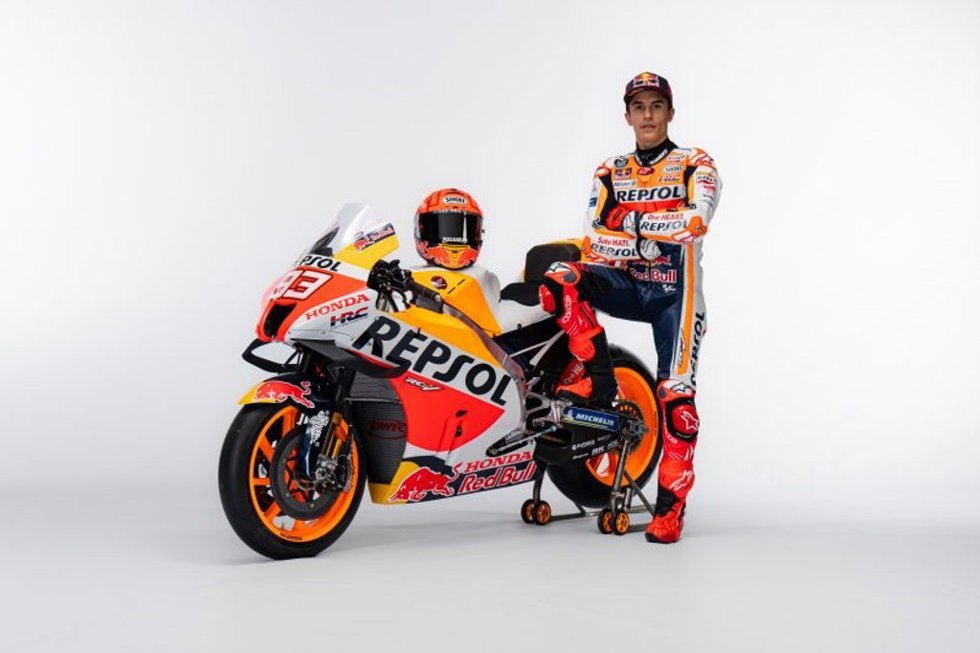 El piloto de MotoGP Marc Márquez posa con la Honda RC213V 2022
