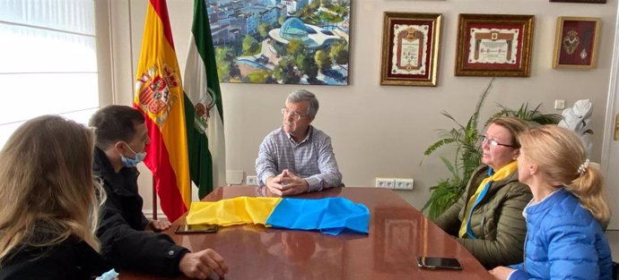 El alcalde de Estepona, José María García Urbano, reunido con la comunidad ucraniana en la localidad malagueña
