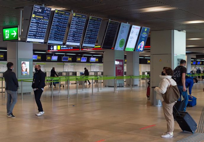 Varias personas con maletas en la Terminal 1 del Aeropuerto Adolfo Suárez Madrid Barajas, a 25 de febrero de 2022, en Madrid (España). 
