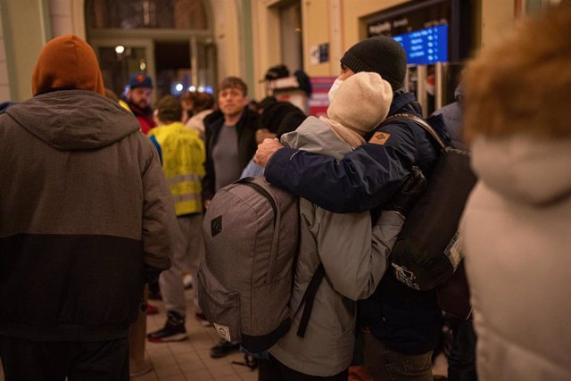 Dos personas con sus enseres se abrazan en la estación de Przemysl, cinco días después del inicio de los ataques por parte de Rusia en Ucrania, a 1 de marzo de 2022, en Przemysl (Polonia). La estación de Przemysl se ha convertido en un punto de refugio.