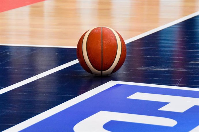 Archivo - Balón oficial de la FIBA.