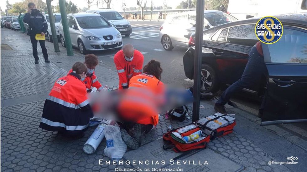 Sanitarios del 061 realizan maniobras de RCP a un varón tras sufrir un infarto.