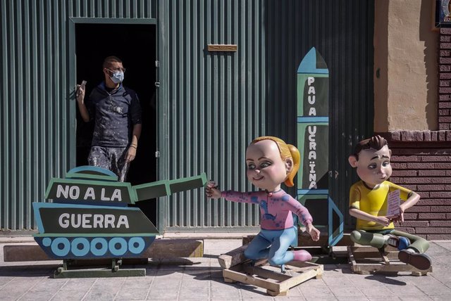 Puerta principal del taller en València del artista fallero Ximo Esteve con 'ninots' que rechazan la guerra y piden paz para Ucrania. 