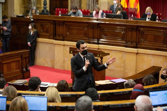El conseller de Empresa y Trabajo de la Generalitat, Roger Torrent, interviene en un pleno del Parlament de Catalunya, a 23 de febrero de 2022, en Barcelona, Cataluña (España). Durante la sesión, el Govern se ha enfrentado a las preguntas de la oposició