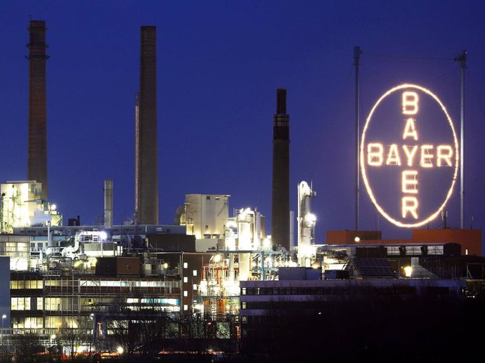 Archivo - FILED - 23 February 2021, North Rhine-Westphalia, Leverkusen: The logo of the Bayer pharmaceutical company illuminates at the site of its plant. German chemicals and pharmaceuticals maker Bayer reported that it was back on the "right track" on