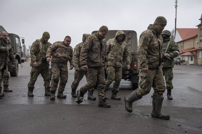 Soldados del ejército ucraniano que se rindieron voluntariamente son vistos en Lugansk, República Popular de Luhansk.