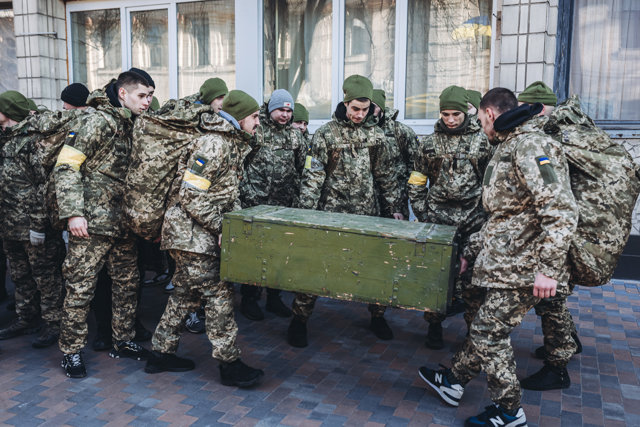 Ucrania acusa a Rusia de atacar la torre de telecomunicaciones de Kiev Varios soldados transportan material militar, a 28 de febrero de 2022, en Kiev (Ucrania).