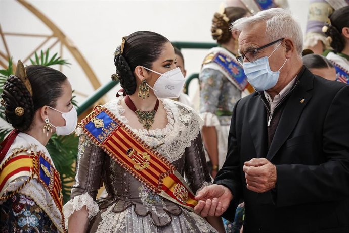 El alcalde de Valencia, Joan Ribó, junto a las Falleras Mayores 2022, Carmen Martín (d) y Nerea López Mestre (i), durante la visita a los talleres de la Ciudad del Artista Fallero.  