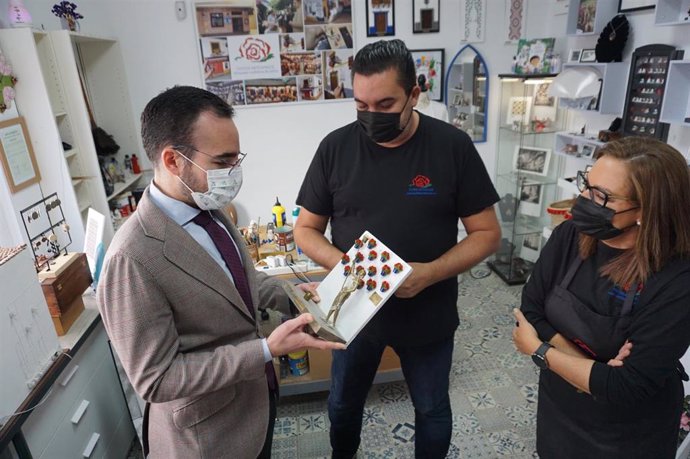 El delegado de Transformación Económica, Ángel Herrador, en la visita al taller del artesano Rafael Aguilera, galardonado en los Premios a la Artesania en Andalucía 2021 en una imagen de archivo.