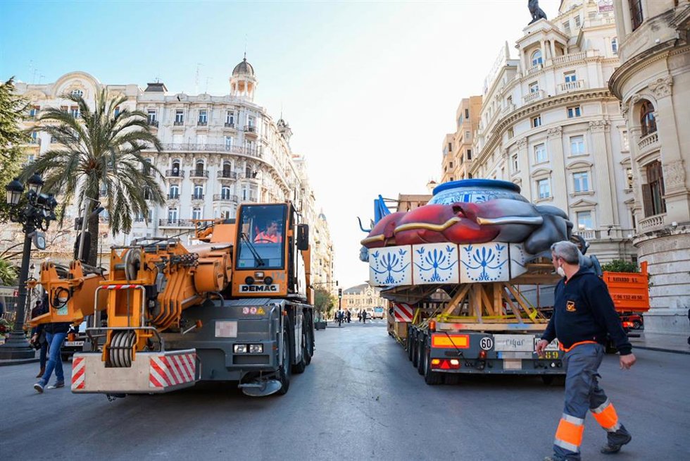 Llegada de las primeras piezas de la falla grande municipal de 2022, en la plaza del Ayuntamiento