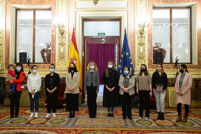 La presidenta del Congreso, Meritxell Batet, posa junta a una delegación de mujeres afganas refugiadas en Europa