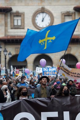 Archivo - Miles de personas participan en una manifestación por la Oficialidad del Asturiano.