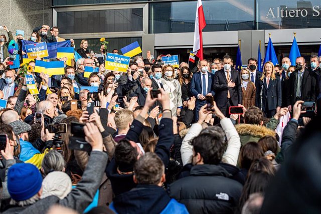 La presidenta del Parlamento Europeo, Roberta Metsola, y el embajador de Ucrania en la UE, Mikola Tochitski, frente al Parlamento Europeo en medio de una manifestación para apoyar a Ucrania. 