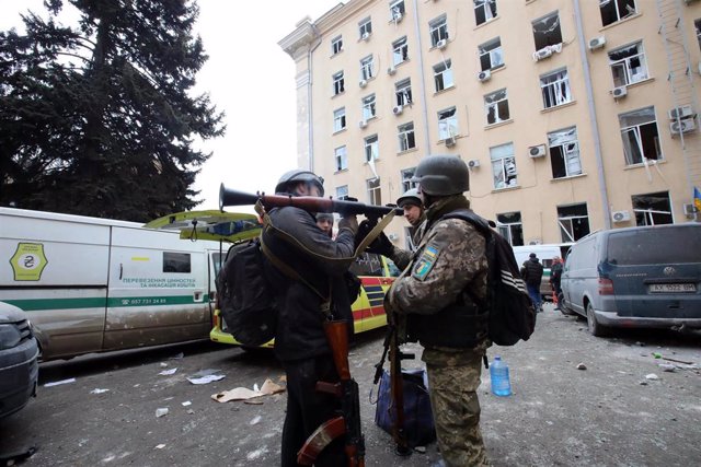 Soldados ucranianos y residentes con armas en Járkov