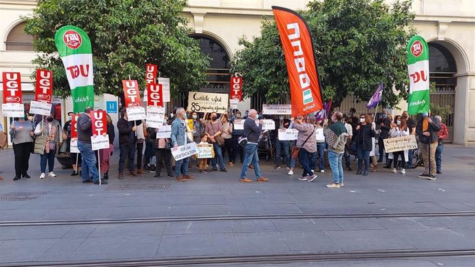 Movilización de UGT en Sevilla para exigir que no se oblige a los médicos especialistas a trabajar en otros centros que no son el de su nombramiento
