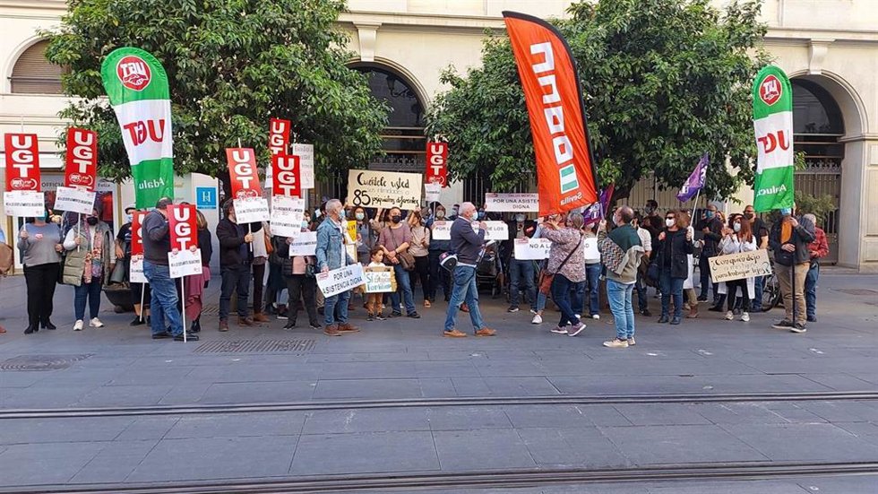 Movilización de UGT en Sevilla para exigir que no se oblige a los médicos especialistas a trabajar en otros centros que no son el de su nombramiento