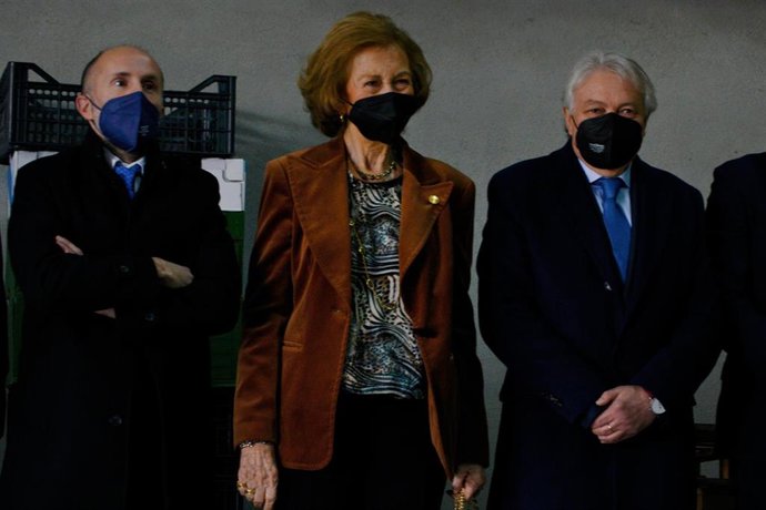 La Reina Doña Sofía, a su llegada a la sede del Banco de Alimentos de San Cibrao das Viñas, a 1 de marzo de 2022, en Ourense, Galicia (España). El objetivo de esta visita es conocer de cerca la entidad y su funcionamiento. Además, la cita coincide con e