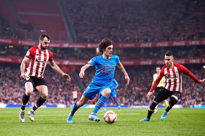 Bryan Gil of Valencia CF competes for the ball with Inigo Lekue of Athletic Club during the match of Copa del Rey, between Athletic Club and Valencia CF at San Mames on 10 of February, 2022 in Bilbao, Spain.