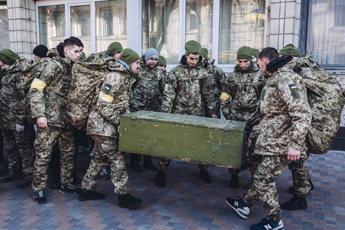 Varios soldados transportan material militar, a 28 de febrero de 2022, en Kiev (Ucrania).