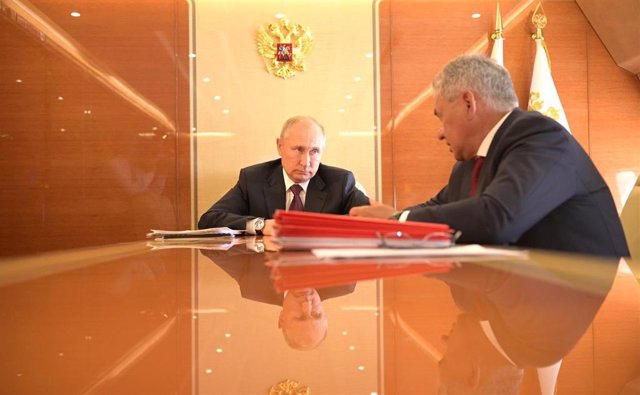 Archivo - El presidente ruso, Vladimir Putin, y el ministro de Defensa, Sergei Shoigu.