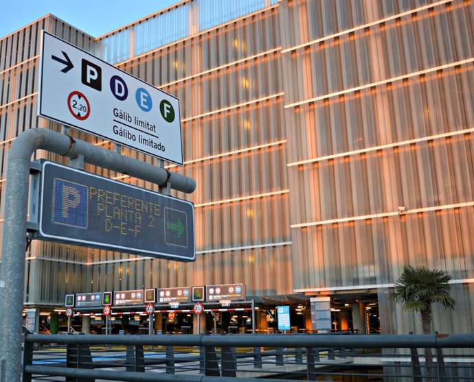 Archivo - Parking preferente en la T1 del Aeropuerto de Barcelona