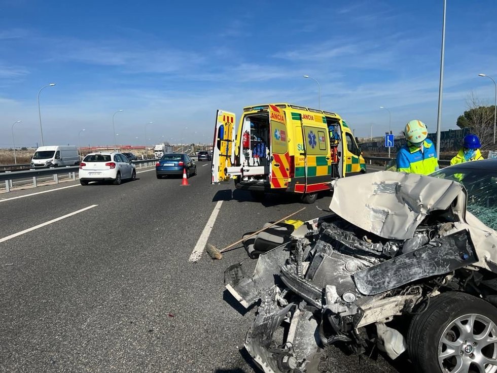 Herido un conductor tras chocar contra una furgoneta en la M-50, en Getafe