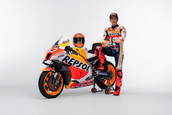 El piloto de MotoGP Marc Márquez posa con la Honda RC213V 2022