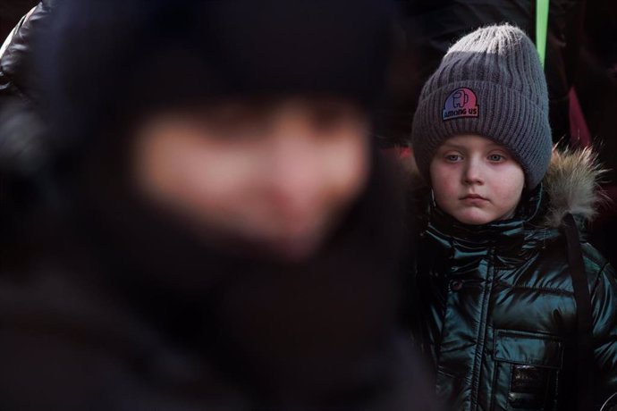 Un niño a su llegada procedente de Ucrania en la estación de tren de Przemysl, cinco días después del inicio de los ataques por parte de Rusia en Ucrania, a 1 de marzo de 2022, en Przemysl, (Polonia). Polonia se ha convertido en un punto de refugio para