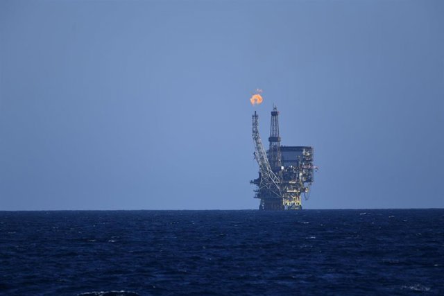 Una plataforma de gas y petróleo frente a la costa de Libia en el Mediterráneo Central en la zona de Bahr Essalam Gas Field y Bouri Oilfiield, a 25 de febrero de 2022, en Libia.  Estás plataformas de Gas Natural conectan el suministro energético desde la 