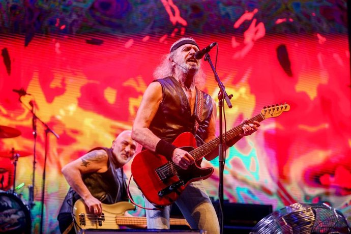 Archivo - El guitarrista Armando de Castro (d) y el bajo José Luis Morán durante el último concierto de la carrera musical de Barón Rojo, celebrado en el Wizink Center, a 28 de diciembre de 2021, en Madrid, (España). 