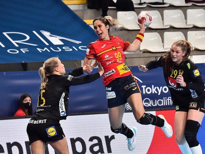 Archivo - Mireia González intenta un lanzamiento en un partido de la selección española femenina de balonmano
