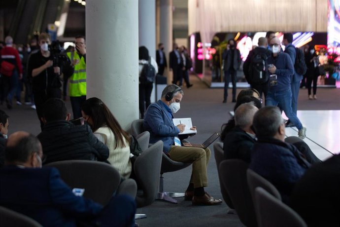 Varias personas en la inauguración del Mobile World Congress 2022, en Gran Via de Fira de Barcelona, a 28 de febrero de 2022, en L'Hospitalet de Llobregat, Barcelona, Catalunya (España). 