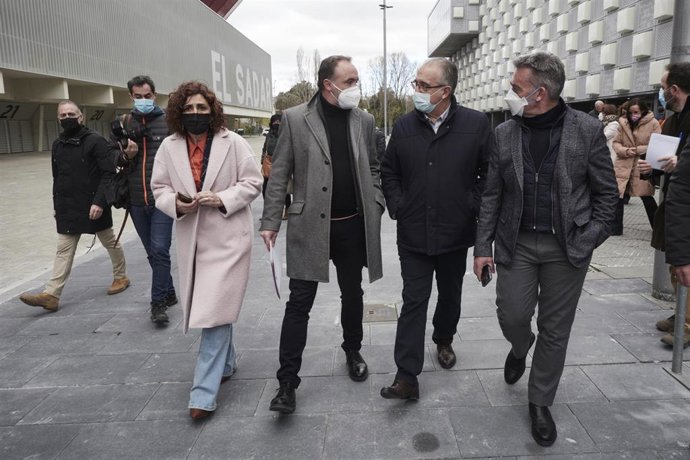 El presidente de UPN, Javier Esparza (2i), a su salida del Consejo Político de UPN del pasado 5 de febrero.