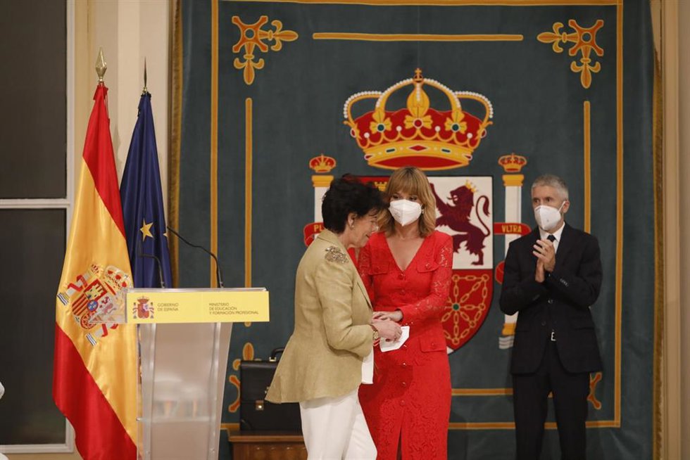 Archivo - La nueva ministra de Educación y Formación Profesional, Pilar Alegría, recibe la cartera ministerial de su predecesora, Isabel Celaá 