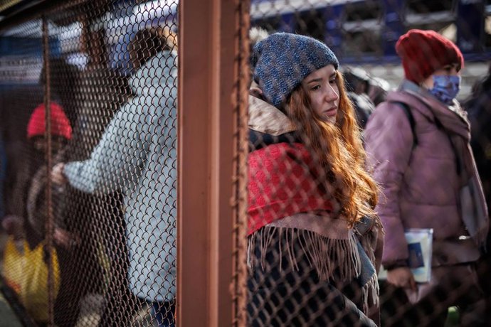 Una joven a su llegada procedente de Ucrania en la estación de tren de Przemysl, cinco días después del inicio de los ataques por parte de Rusia en Ucrania, a 1 de marzo de 2022, en Przemysl, (Polonia). Polonia se ha convertido en un punto de refugio pa