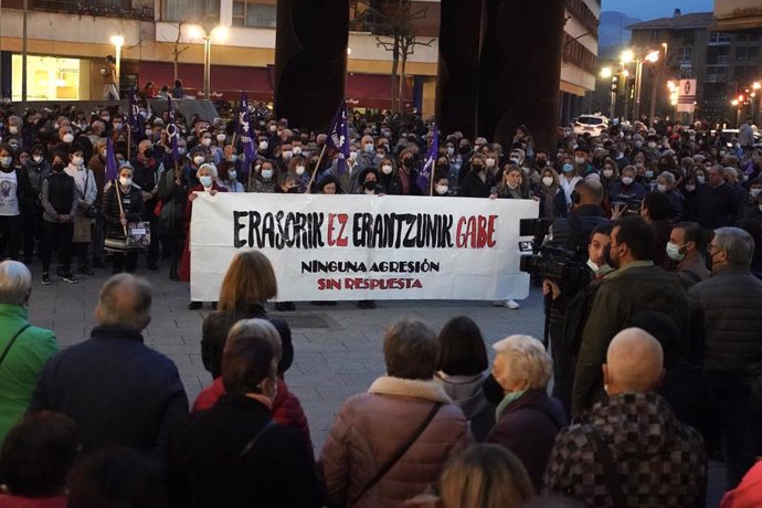Un grupo de personas participa en una concentración convocada por el colectivo Argitan contra una supuesta agresión sexual grupal a una joven en los carnavales de Barakaldo, a 1 de marzo de 2022, en Barakaldo, Bizkaia, País Vasco.