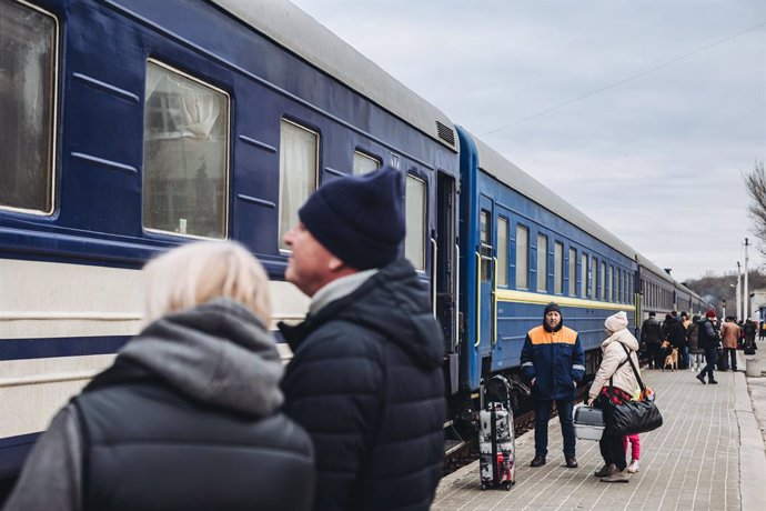 Varias personas esperan para subirse al tren que lleva a los desplazados del Donbass al este de Ucrania, a 24 de febrero de 2022, en Ucrania. Las autoridades de Ucrania han confirmado este jueves la muerte de cerca de 40 personas, entre ellos diez civil