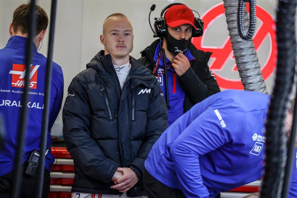 El piloto ruso Nikita Mazepin en su box durante los test de F-1 de Barcelona