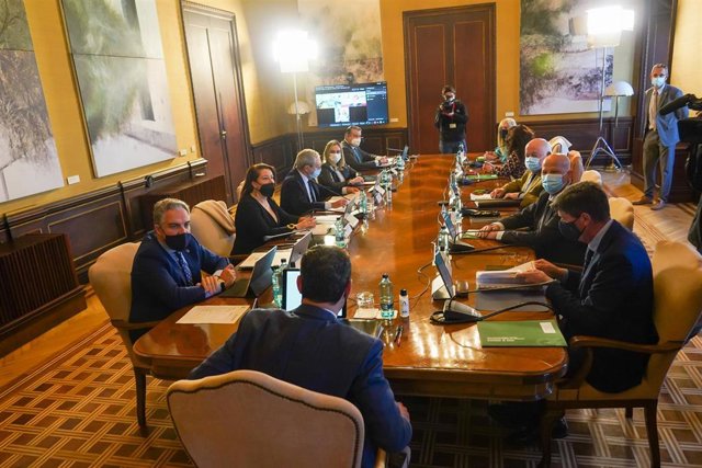 El presidente de la Junta de Andalucía, Juanma Moreno, preside  la reunión ordinaria del Consejo de Gobierno
