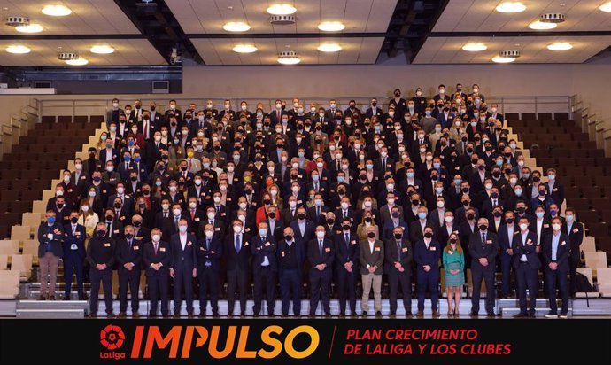 Foto de los 350 directivos y equipos de trabajo de la primera sesión de trabajo de LaLiga Impulso