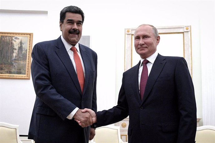 Archivo - Imagen de archivo del presidente de Venezuela, Nicolás Maduro (I), junto con el presidente ruso, Vladimir Putin (D)