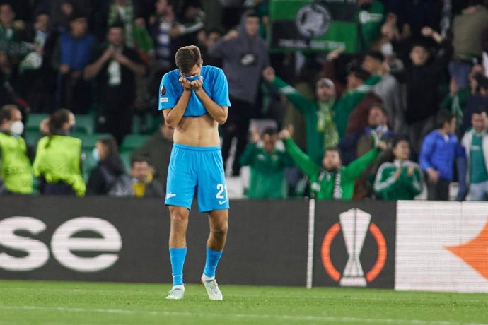 Aleksandr Erokhin, jugador del Zenit San Petersburgo, se lamenta durante el Betis-Zenit del 'playoff' de la Liga Europa 2021-2022